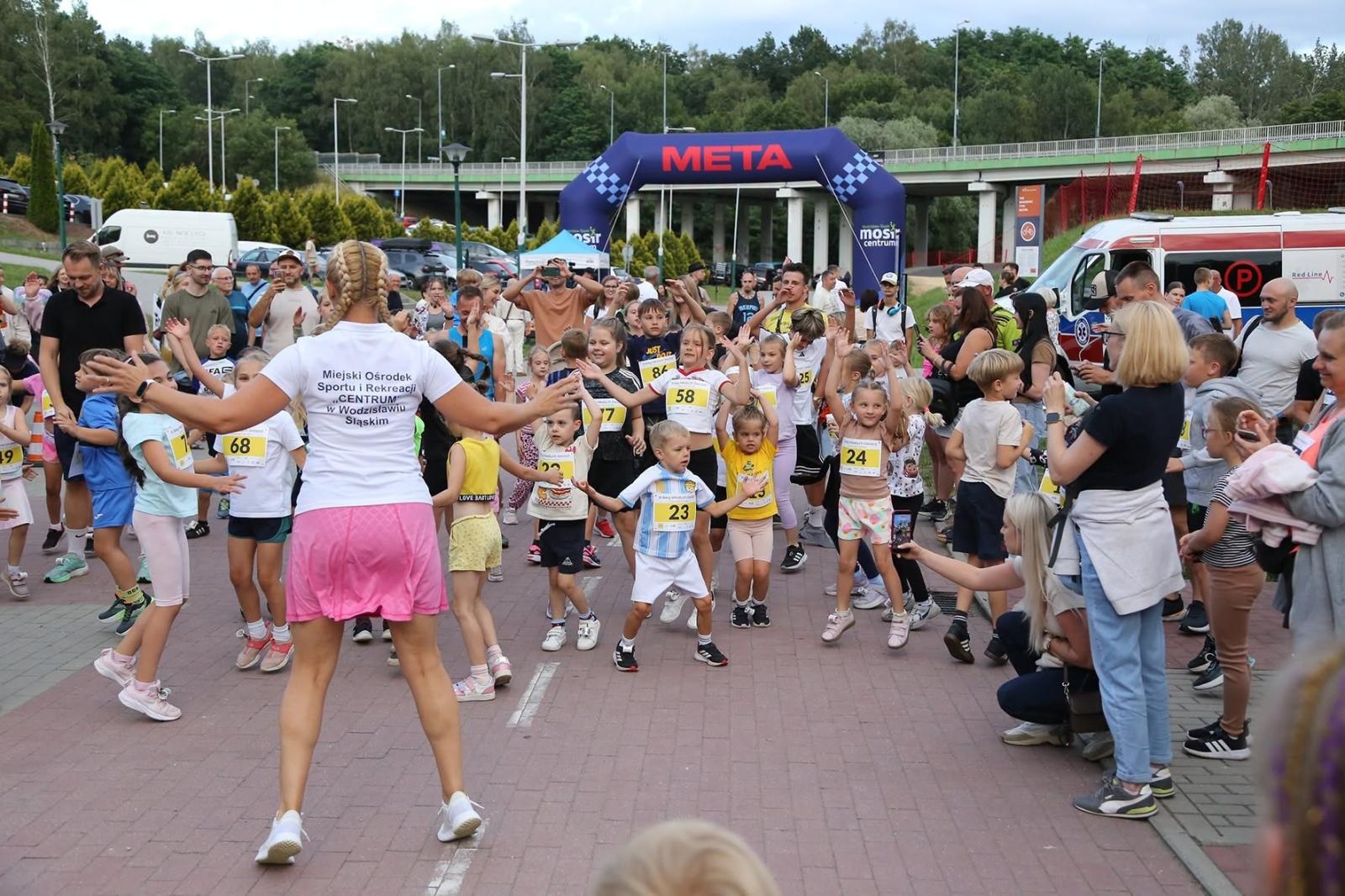 Zdjęcie w galerii na portalu naszwodzislaw.com: Noc pełna emocji i sportowej rywalizacji. XII ERIGO Nocny Bieg z Gwiazdami przeszedł do historii [FOTO] wiadomości z regionu