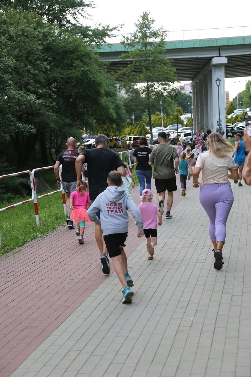Zdjęcie w galerii na portalu naszwodzislaw.com: Noc pełna emocji i sportowej rywalizacji. XII ERIGO Nocny Bieg z Gwiazdami przeszedł do historii [FOTO] wiadomości z regionu