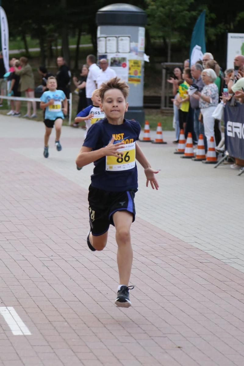 Zdjęcie w galerii na portalu naszwodzislaw.com: Noc pełna emocji i sportowej rywalizacji. XII ERIGO Nocny Bieg z Gwiazdami przeszedł do historii [FOTO] wiadomości z regionu