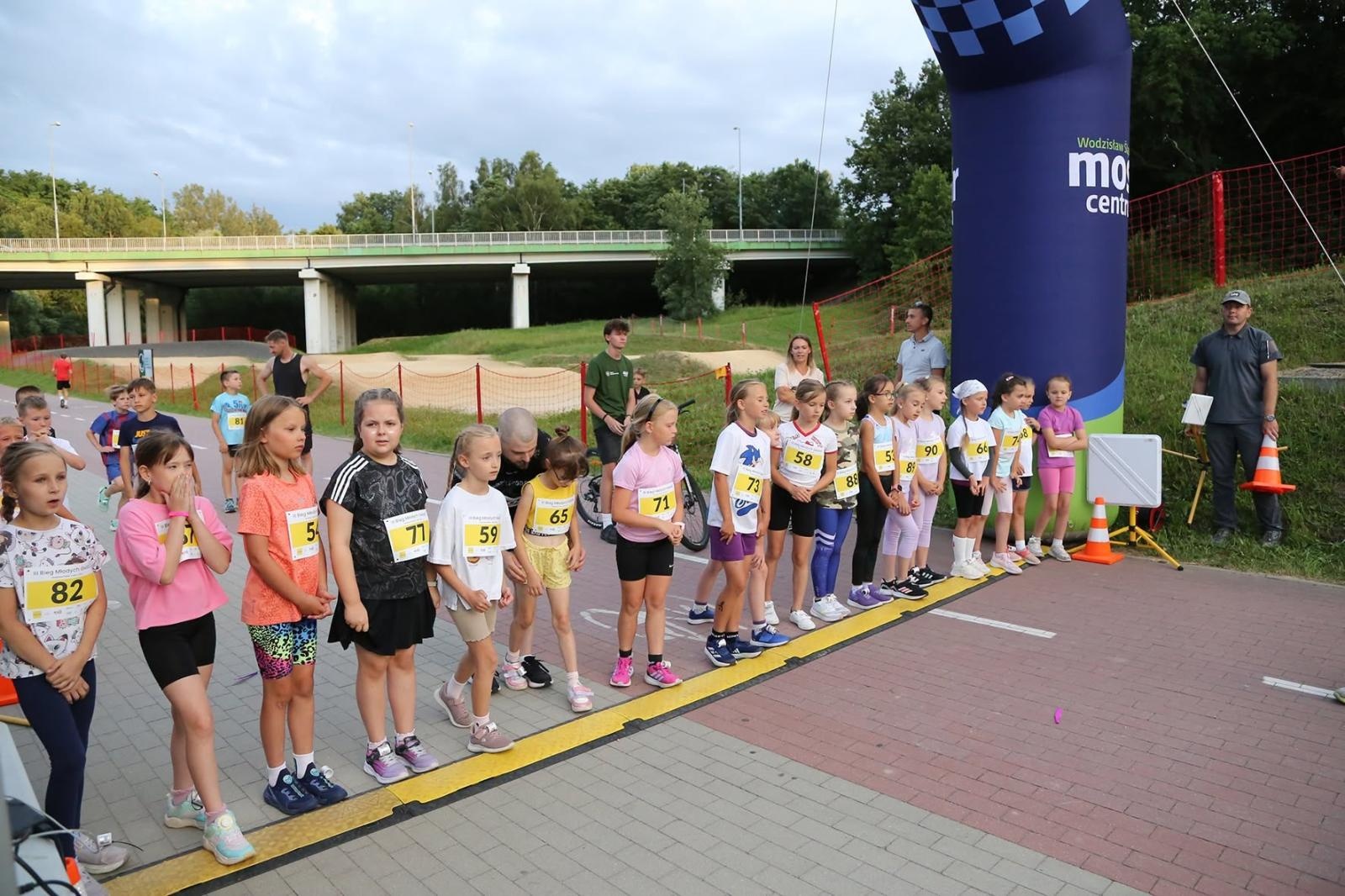 Zdjęcie w galerii na portalu naszwodzislaw.com: Noc pełna emocji i sportowej rywalizacji. XII ERIGO Nocny Bieg z Gwiazdami przeszedł do historii [FOTO] wiadomości z regionu