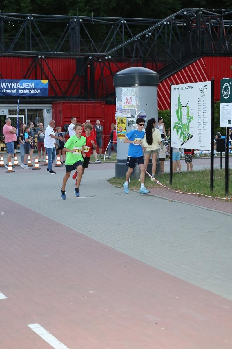 Zdjęcie w galerii na portalu naszwodzislaw.com: Noc pełna emocji i sportowej rywalizacji. XII ERIGO Nocny Bieg z Gwiazdami przeszedł do historii [FOTO] wiadomości z regionu