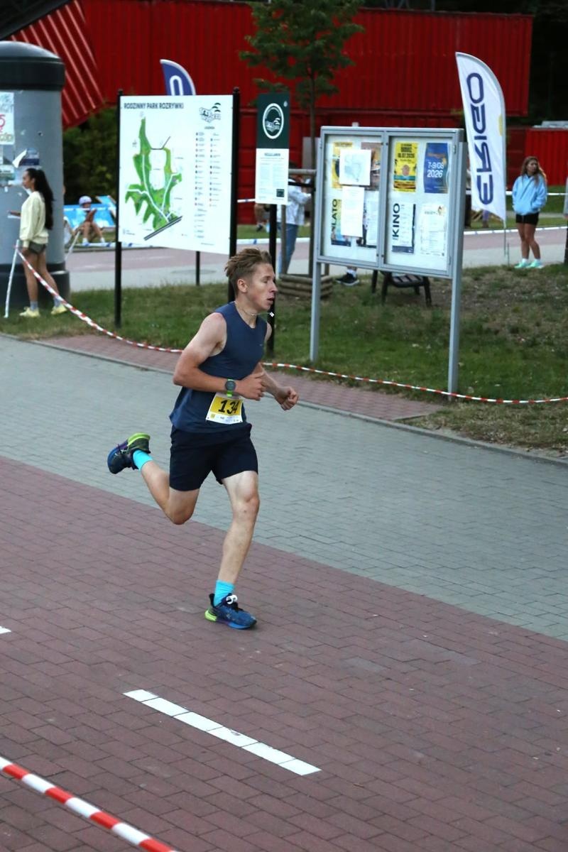 Zdjęcie w galerii na portalu naszwodzislaw.com: Noc pełna emocji i sportowej rywalizacji. XII ERIGO Nocny Bieg z Gwiazdami przeszedł do historii [FOTO] wiadomości z regionu