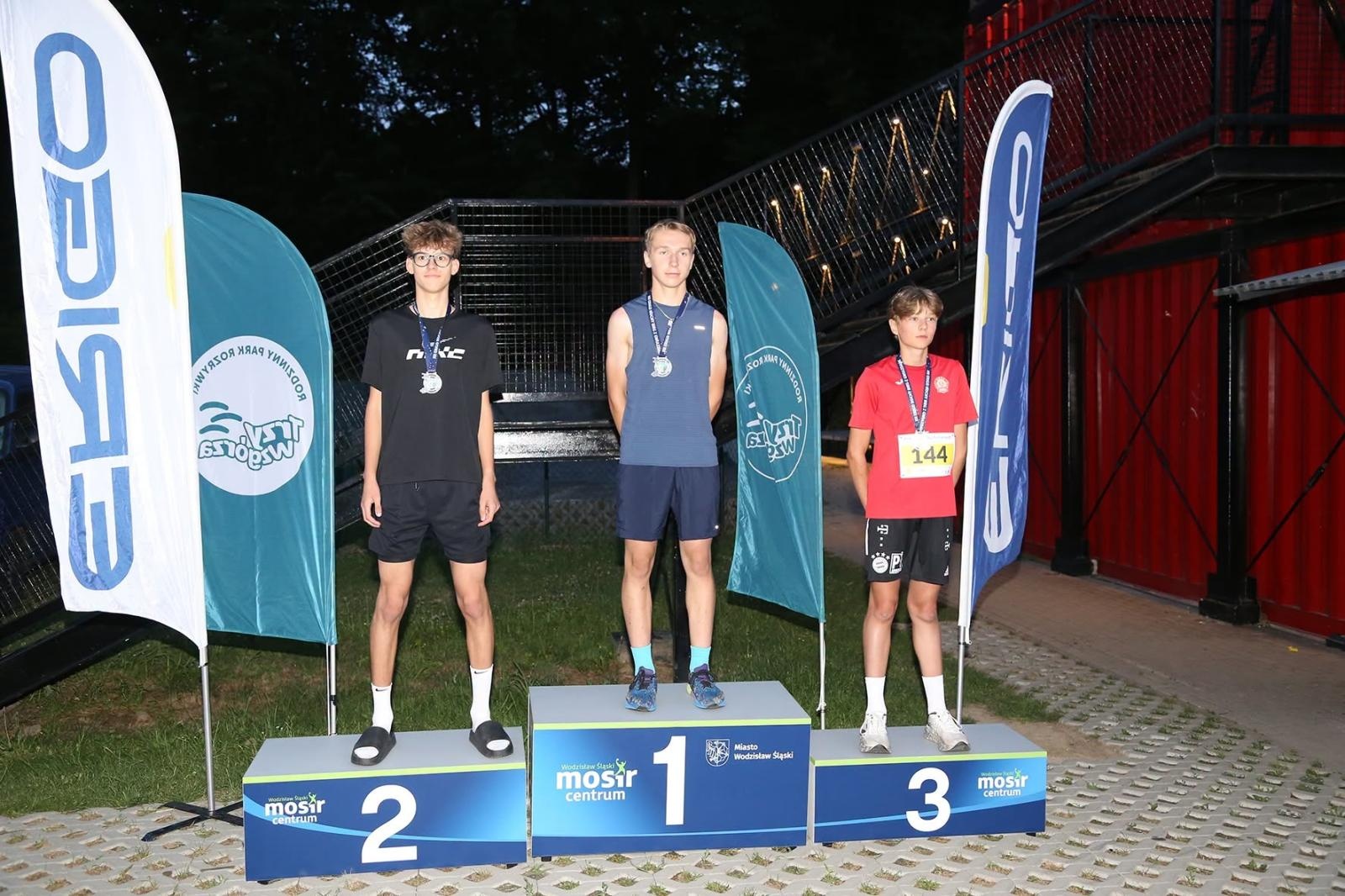 Zdjęcie w galerii na portalu naszwodzislaw.com: Noc pełna emocji i sportowej rywalizacji. XII ERIGO Nocny Bieg z Gwiazdami przeszedł do historii [FOTO] wiadomości z regionu