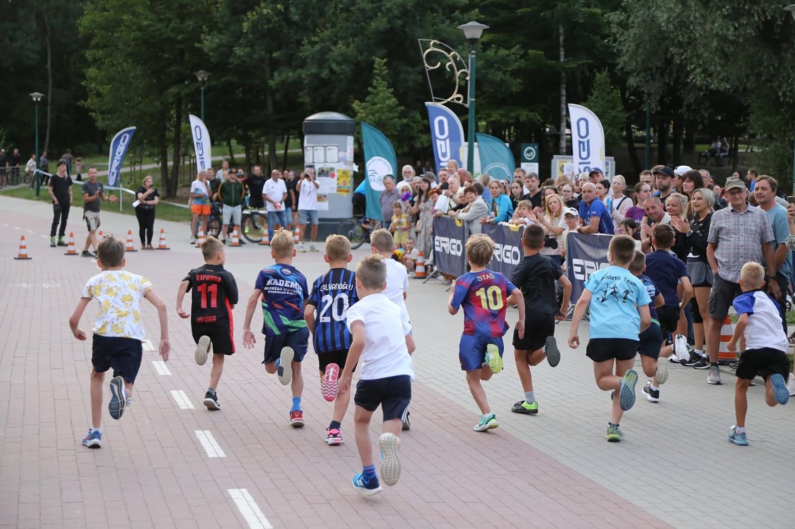 Zdjęcie w galerii na portalu naszwodzislaw.com: Noc pełna emocji i sportowej rywalizacji. XII ERIGO Nocny Bieg z Gwiazdami przeszedł do historii [FOTO] wiadomości z regionu