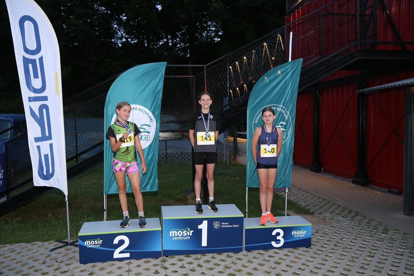 Zdjęcie w galerii na portalu naszwodzislaw.com: Noc pełna emocji i sportowej rywalizacji. XII ERIGO Nocny Bieg z Gwiazdami przeszedł do historii [FOTO] wiadomości z regionu