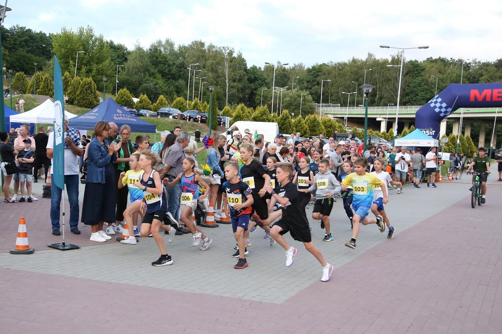 Zdjęcie w galerii na portalu naszwodzislaw.com: Noc pełna emocji i sportowej rywalizacji. XII ERIGO Nocny Bieg z Gwiazdami przeszedł do historii [FOTO] wiadomości z regionu