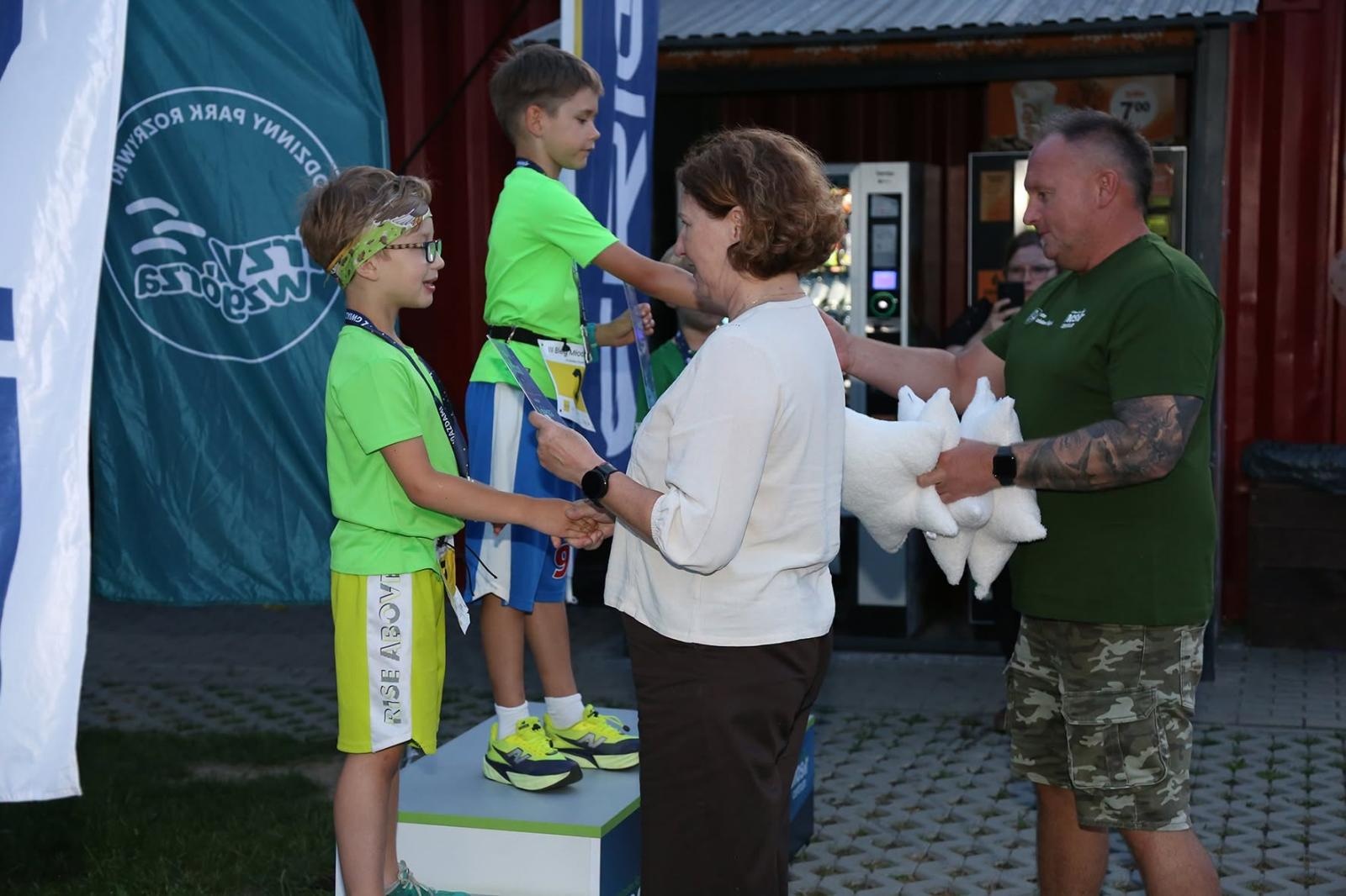 Zdjęcie w galerii na portalu naszwodzislaw.com: Noc pełna emocji i sportowej rywalizacji. XII ERIGO Nocny Bieg z Gwiazdami przeszedł do historii [FOTO] wiadomości z regionu