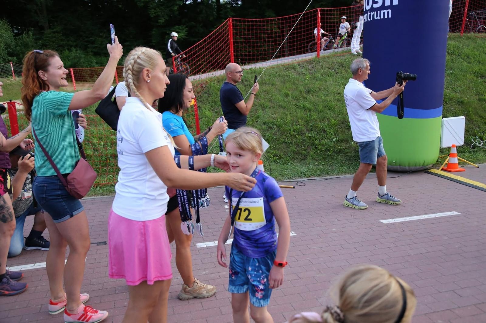 Zdjęcie w galerii na portalu naszwodzislaw.com: Noc pełna emocji i sportowej rywalizacji. XII ERIGO Nocny Bieg z Gwiazdami przeszedł do historii [FOTO] wiadomości z regionu