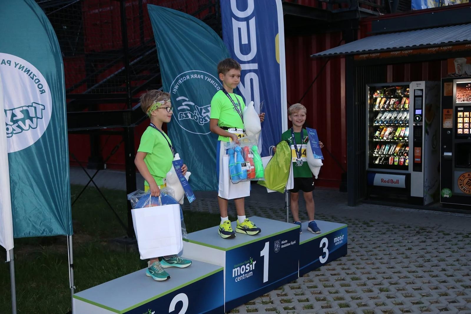 Zdjęcie w galerii na portalu naszwodzislaw.com: Noc pełna emocji i sportowej rywalizacji. XII ERIGO Nocny Bieg z Gwiazdami przeszedł do historii [FOTO] wiadomości z regionu