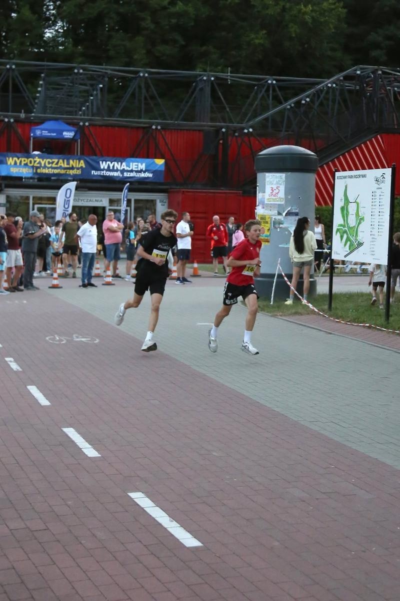 Zdjęcie w galerii na portalu naszwodzislaw.com: Noc pełna emocji i sportowej rywalizacji. XII ERIGO Nocny Bieg z Gwiazdami przeszedł do historii [FOTO] wiadomości z regionu