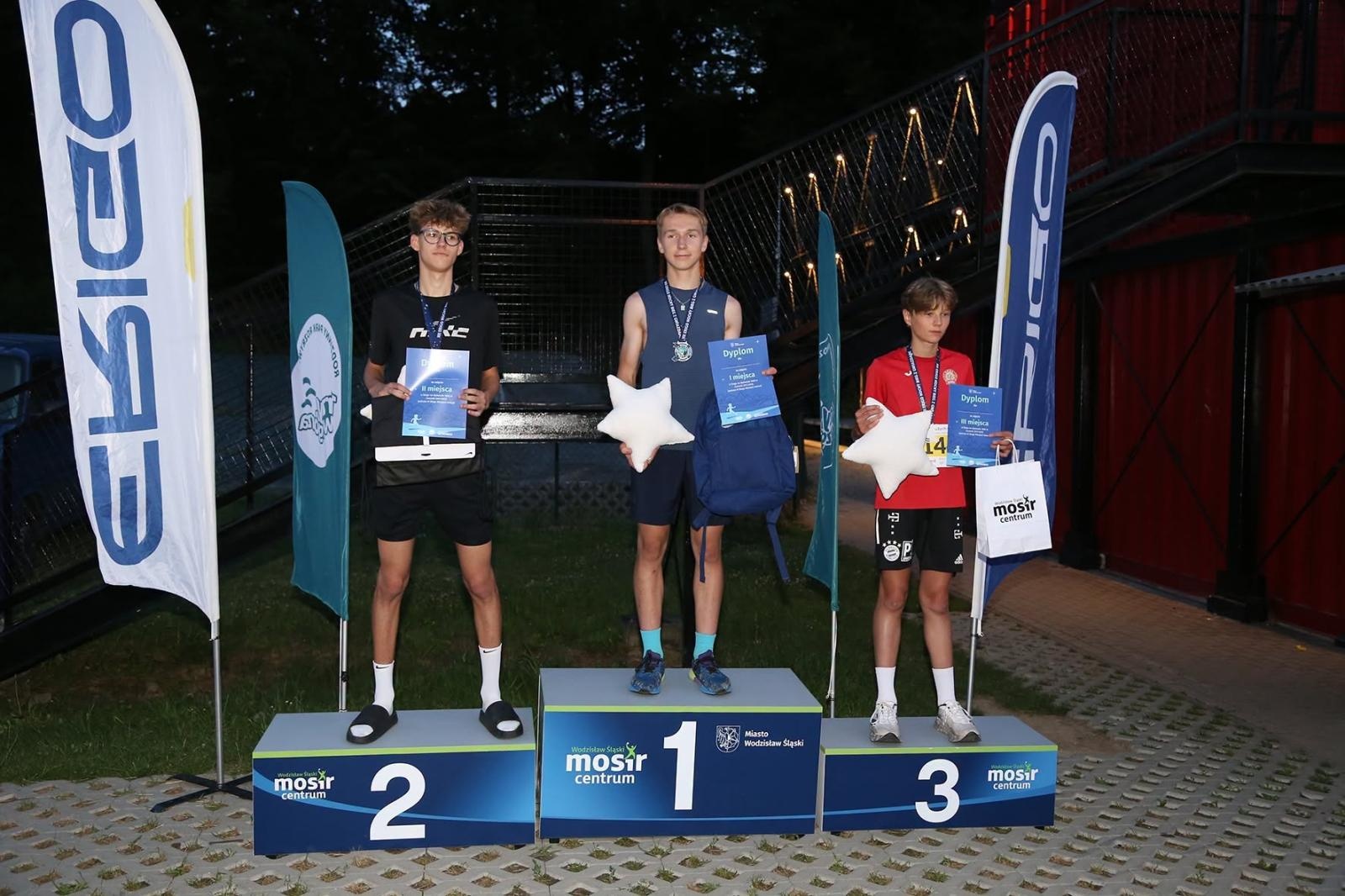 Zdjęcie w galerii na portalu naszwodzislaw.com: Noc pełna emocji i sportowej rywalizacji. XII ERIGO Nocny Bieg z Gwiazdami przeszedł do historii [FOTO] wiadomości z regionu