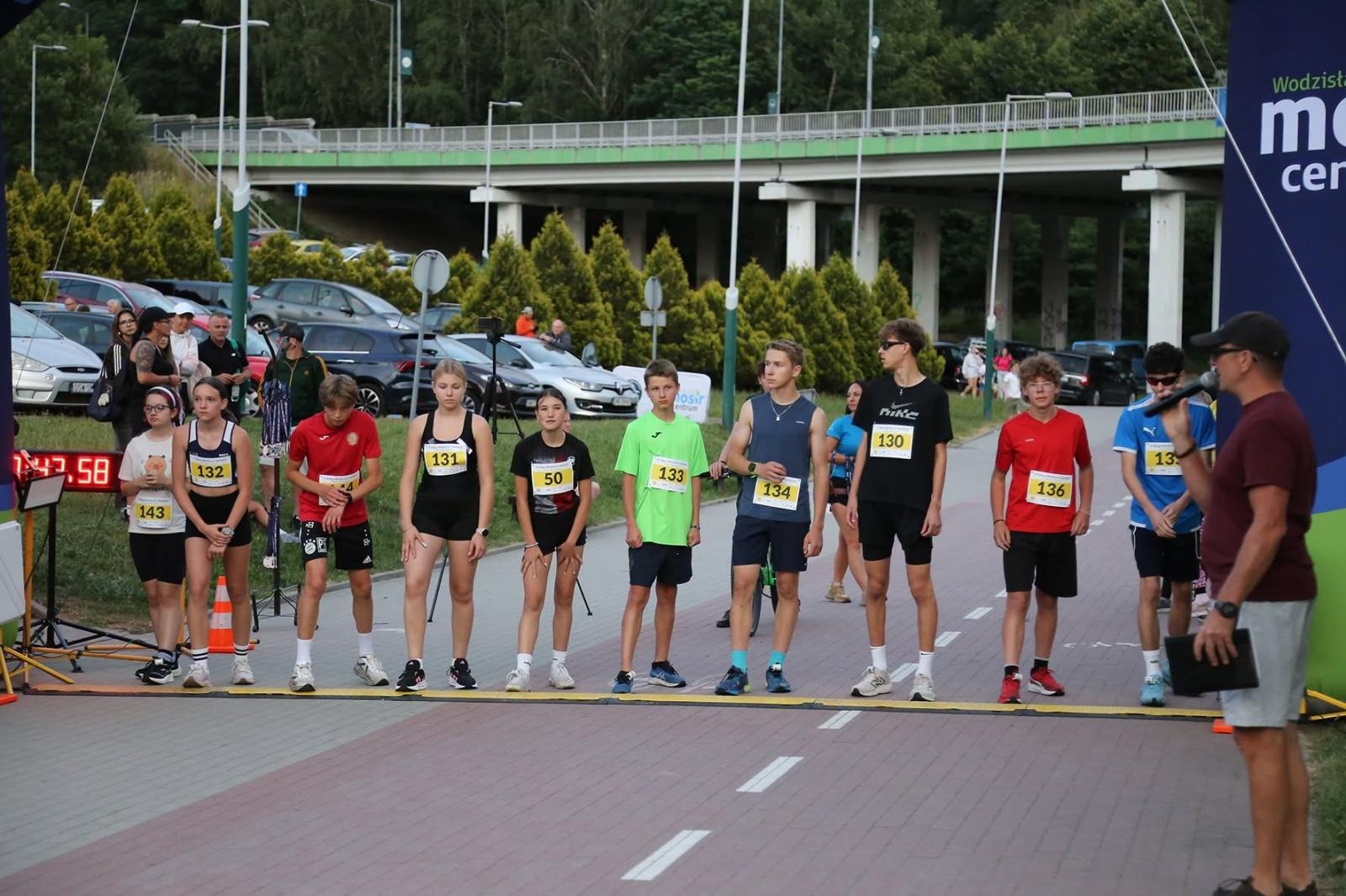 Zdjęcie w galerii na portalu naszwodzislaw.com: Noc pełna emocji i sportowej rywalizacji. XII ERIGO Nocny Bieg z Gwiazdami przeszedł do historii [FOTO] wiadomości z regionu