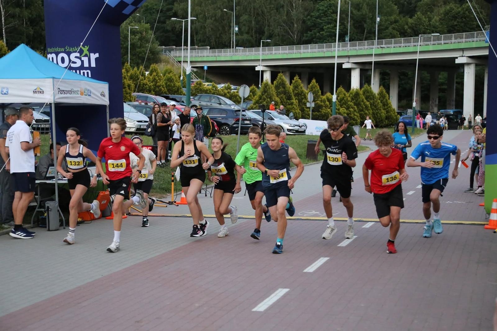 Zdjęcie w galerii na portalu naszwodzislaw.com: Noc pełna emocji i sportowej rywalizacji. XII ERIGO Nocny Bieg z Gwiazdami przeszedł do historii [FOTO] wiadomości z regionu