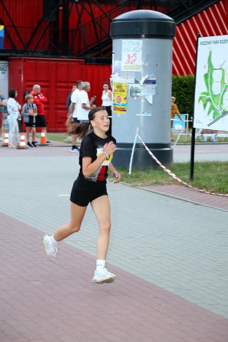 Zdjęcie w galerii na portalu naszwodzislaw.com: Noc pełna emocji i sportowej rywalizacji. XII ERIGO Nocny Bieg z Gwiazdami przeszedł do historii [FOTO] wiadomości z regionu