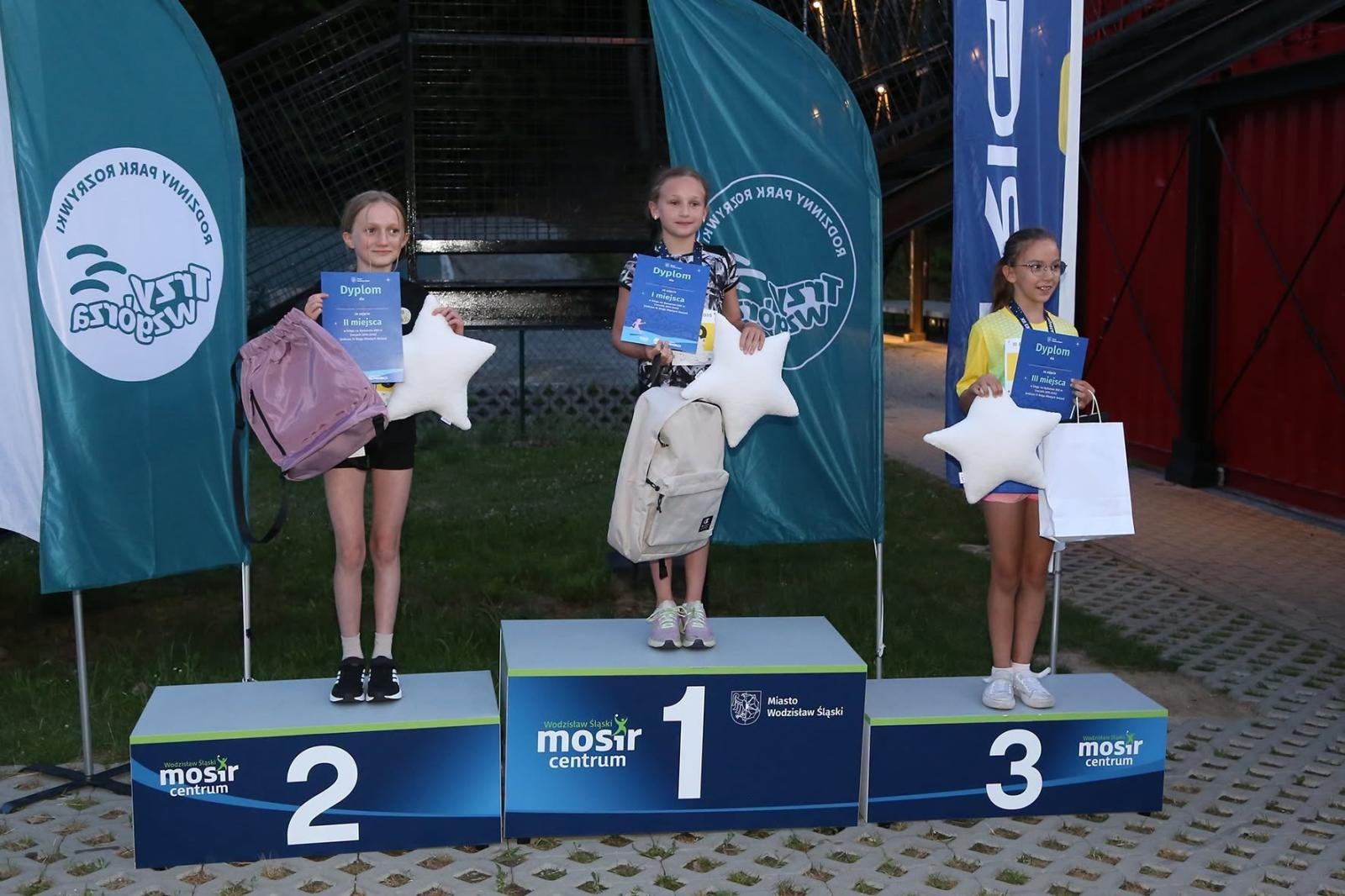 Zdjęcie w galerii na portalu naszwodzislaw.com: Noc pełna emocji i sportowej rywalizacji. XII ERIGO Nocny Bieg z Gwiazdami przeszedł do historii [FOTO] wiadomości z regionu