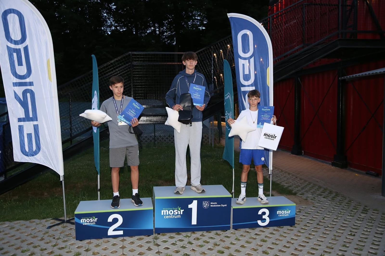 Zdjęcie w galerii na portalu naszwodzislaw.com: Noc pełna emocji i sportowej rywalizacji. XII ERIGO Nocny Bieg z Gwiazdami przeszedł do historii [FOTO] wiadomości z regionu