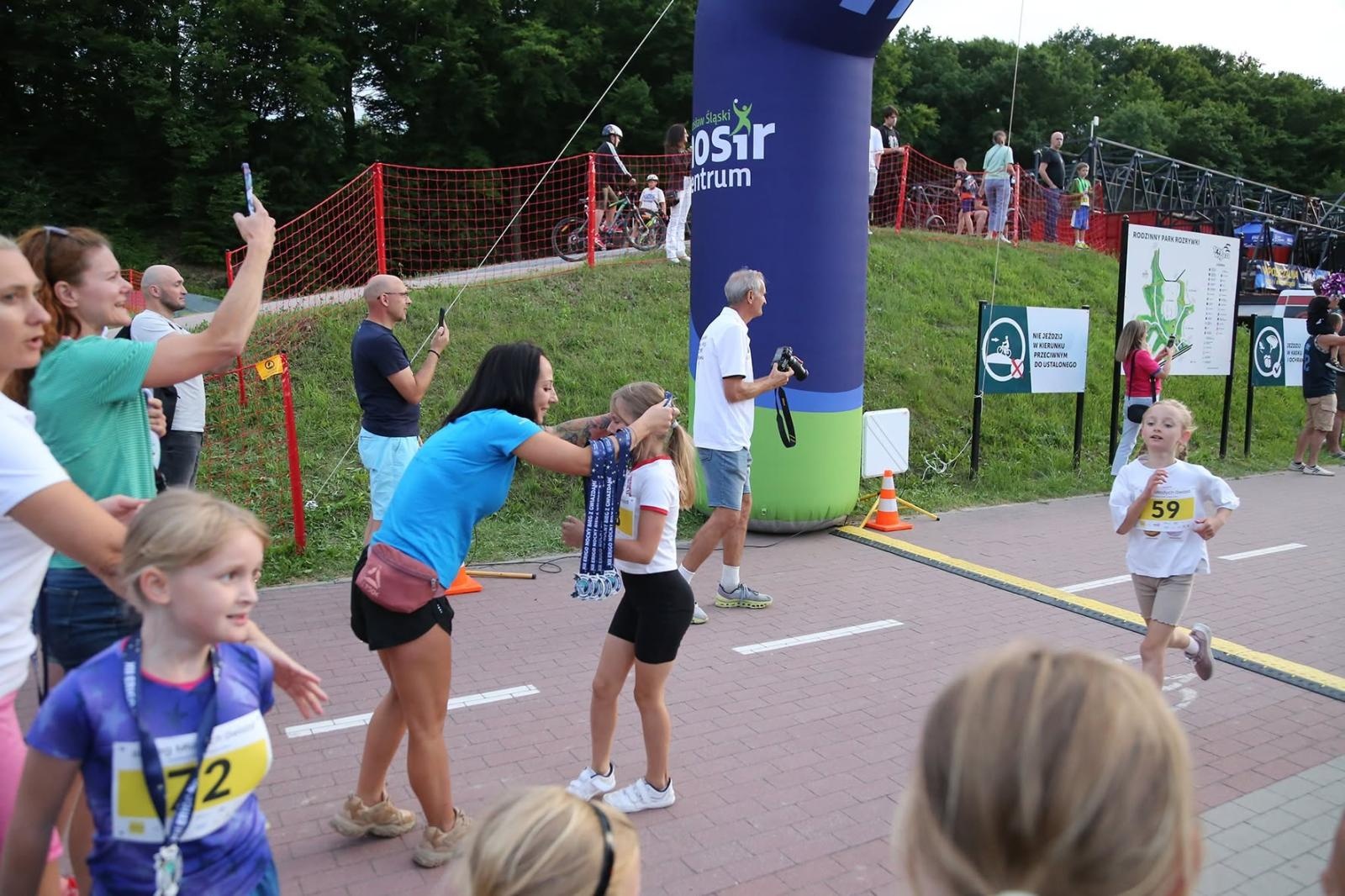 Zdjęcie w galerii na portalu naszwodzislaw.com: Noc pełna emocji i sportowej rywalizacji. XII ERIGO Nocny Bieg z Gwiazdami przeszedł do historii [FOTO] wiadomości z regionu