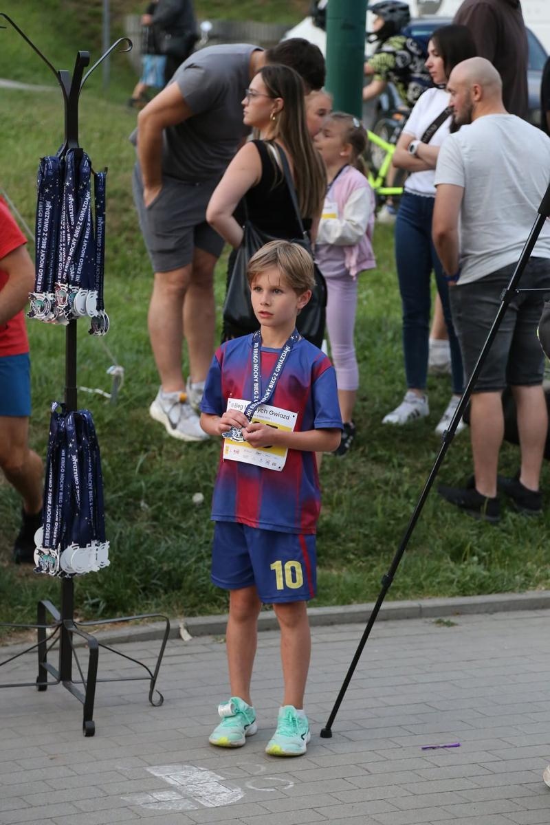 Zdjęcie w galerii na portalu naszwodzislaw.com: Noc pełna emocji i sportowej rywalizacji. XII ERIGO Nocny Bieg z Gwiazdami przeszedł do historii [FOTO] wiadomości z regionu