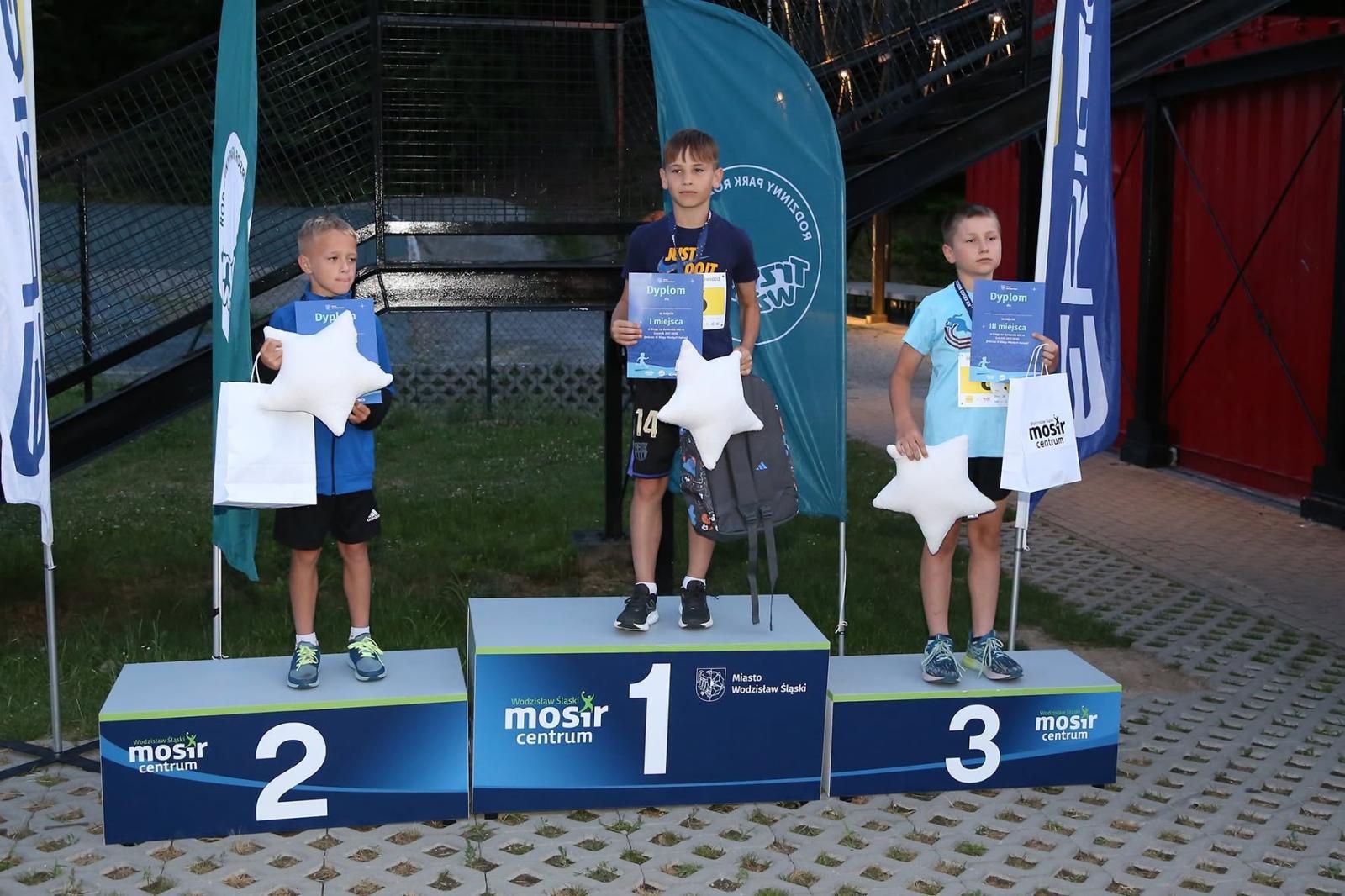 Zdjęcie w galerii na portalu naszwodzislaw.com: Noc pełna emocji i sportowej rywalizacji. XII ERIGO Nocny Bieg z Gwiazdami przeszedł do historii [FOTO] wiadomości z regionu