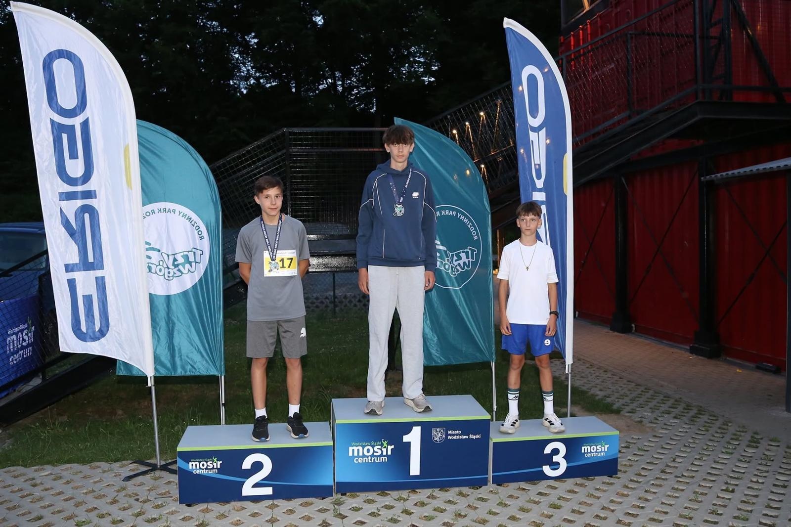 Zdjęcie w galerii na portalu naszwodzislaw.com: Noc pełna emocji i sportowej rywalizacji. XII ERIGO Nocny Bieg z Gwiazdami przeszedł do historii [FOTO] wiadomości z regionu