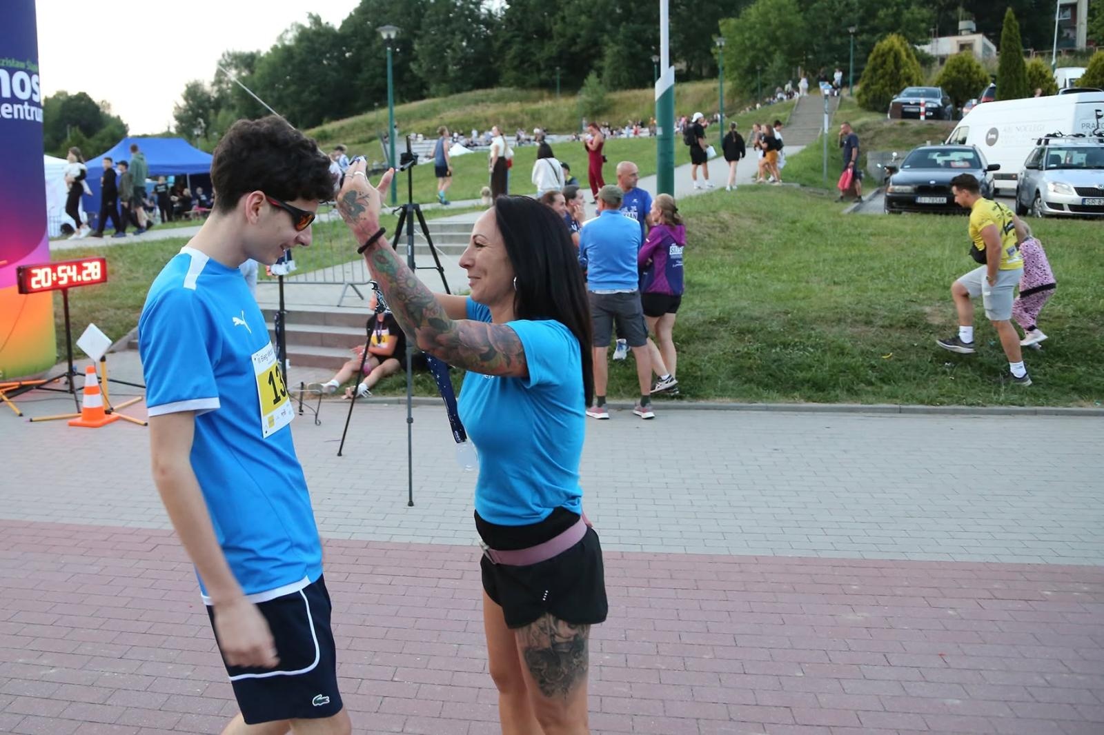Zdjęcie w galerii na portalu naszwodzislaw.com: Noc pełna emocji i sportowej rywalizacji. XII ERIGO Nocny Bieg z Gwiazdami przeszedł do historii [FOTO] wiadomości z regionu