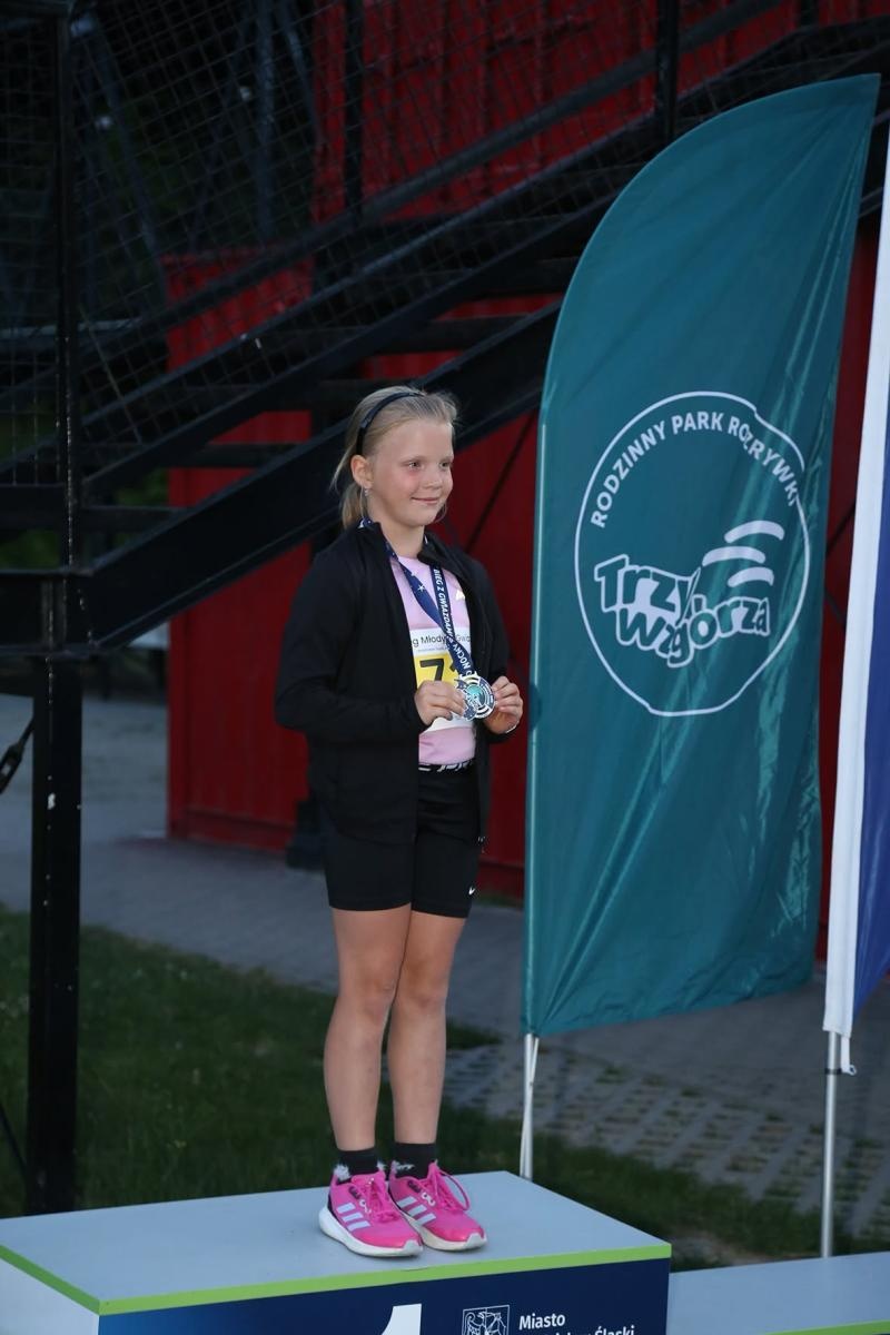 Zdjęcie w galerii na portalu naszwodzislaw.com: Noc pełna emocji i sportowej rywalizacji. XII ERIGO Nocny Bieg z Gwiazdami przeszedł do historii [FOTO] wiadomości z regionu