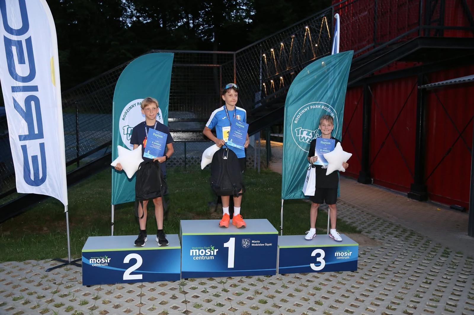 Zdjęcie w galerii na portalu naszwodzislaw.com: Noc pełna emocji i sportowej rywalizacji. XII ERIGO Nocny Bieg z Gwiazdami przeszedł do historii [FOTO] wiadomości z regionu