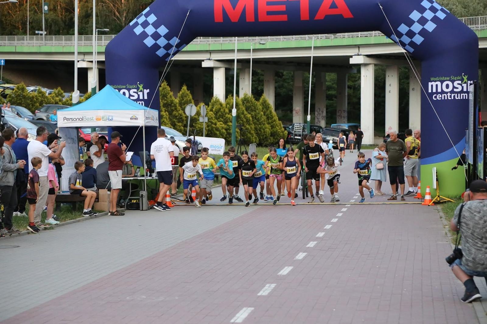 Zdjęcie w galerii na portalu naszwodzislaw.com: Noc pełna emocji i sportowej rywalizacji. XII ERIGO Nocny Bieg z Gwiazdami przeszedł do historii [FOTO] wiadomości z regionu