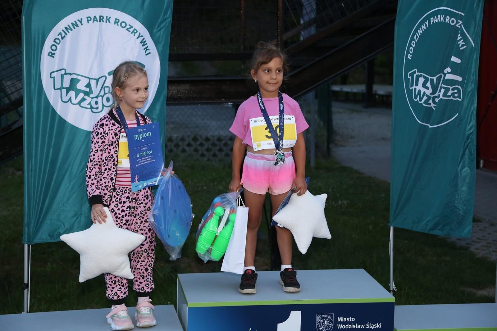 Zdjęcie w galerii na portalu naszwodzislaw.com: Noc pełna emocji i sportowej rywalizacji. XII ERIGO Nocny Bieg z Gwiazdami przeszedł do historii [FOTO] wiadomości z regionu