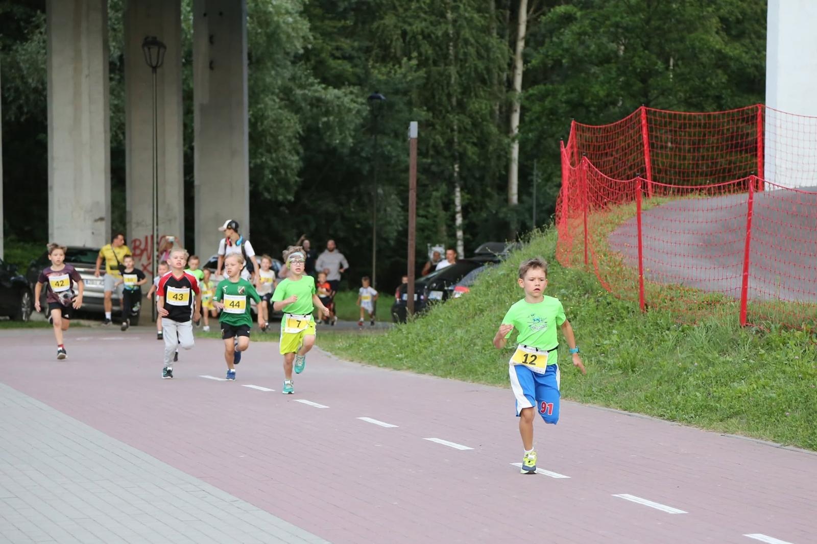 Zdjęcie w galerii na portalu naszwodzislaw.com: Noc pełna emocji i sportowej rywalizacji. XII ERIGO Nocny Bieg z Gwiazdami przeszedł do historii [FOTO] wiadomości z regionu