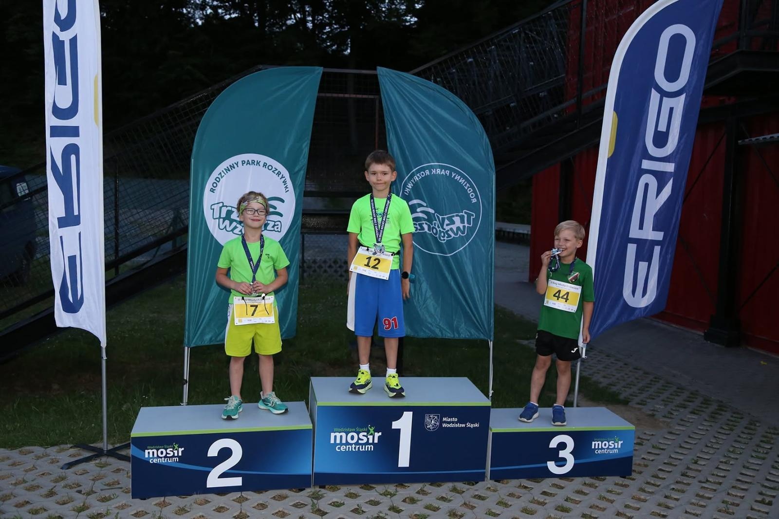 Zdjęcie w galerii na portalu naszwodzislaw.com: Noc pełna emocji i sportowej rywalizacji. XII ERIGO Nocny Bieg z Gwiazdami przeszedł do historii [FOTO] wiadomości z regionu