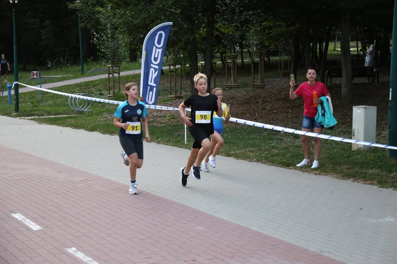 Zdjęcie w galerii na portalu naszwodzislaw.com: Noc pełna emocji i sportowej rywalizacji. XII ERIGO Nocny Bieg z Gwiazdami przeszedł do historii [FOTO] wiadomości z regionu