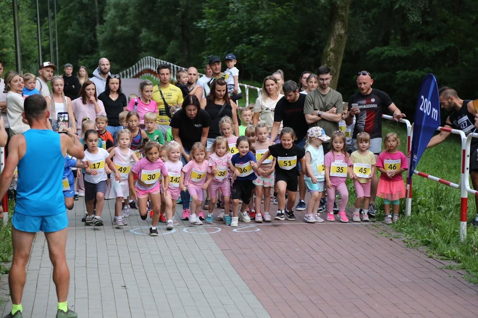 Zdjęcie w galerii na portalu naszwodzislaw.com: Noc pełna emocji i sportowej rywalizacji. XII ERIGO Nocny Bieg z Gwiazdami przeszedł do historii [FOTO] wiadomości z regionu