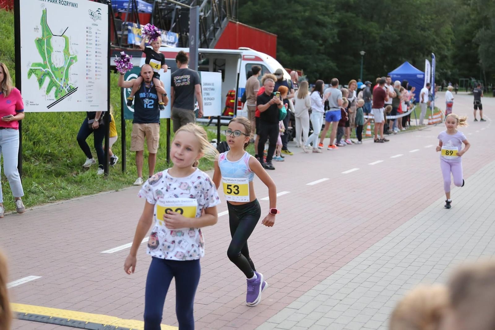 Zdjęcie w galerii na portalu naszwodzislaw.com: Noc pełna emocji i sportowej rywalizacji. XII ERIGO Nocny Bieg z Gwiazdami przeszedł do historii [FOTO] wiadomości z regionu
