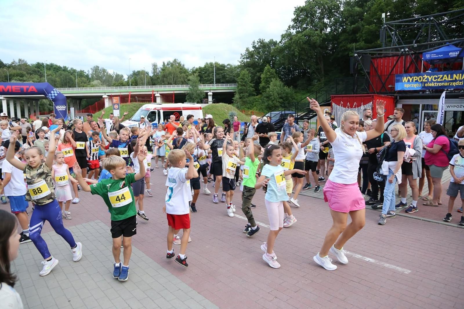 Zdjęcie w galerii na portalu naszwodzislaw.com: Noc pełna emocji i sportowej rywalizacji. XII ERIGO Nocny Bieg z Gwiazdami przeszedł do historii [FOTO] wiadomości z regionu