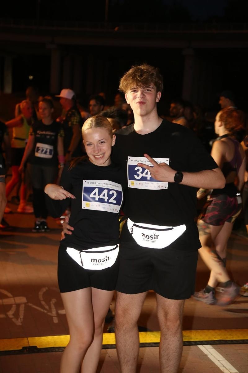 Zdjęcie w galerii na portalu naszwodzislaw.com: Noc pełna emocji i sportowej rywalizacji. XII ERIGO Nocny Bieg z Gwiazdami przeszedł do historii [FOTO] wiadomości z regionu