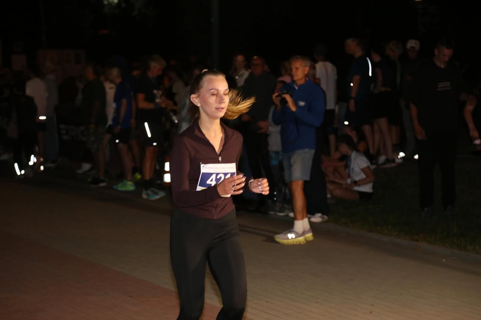 Zdjęcie w galerii na portalu naszwodzislaw.com: Noc pełna emocji i sportowej rywalizacji. XII ERIGO Nocny Bieg z Gwiazdami przeszedł do historii [FOTO] wiadomości z regionu