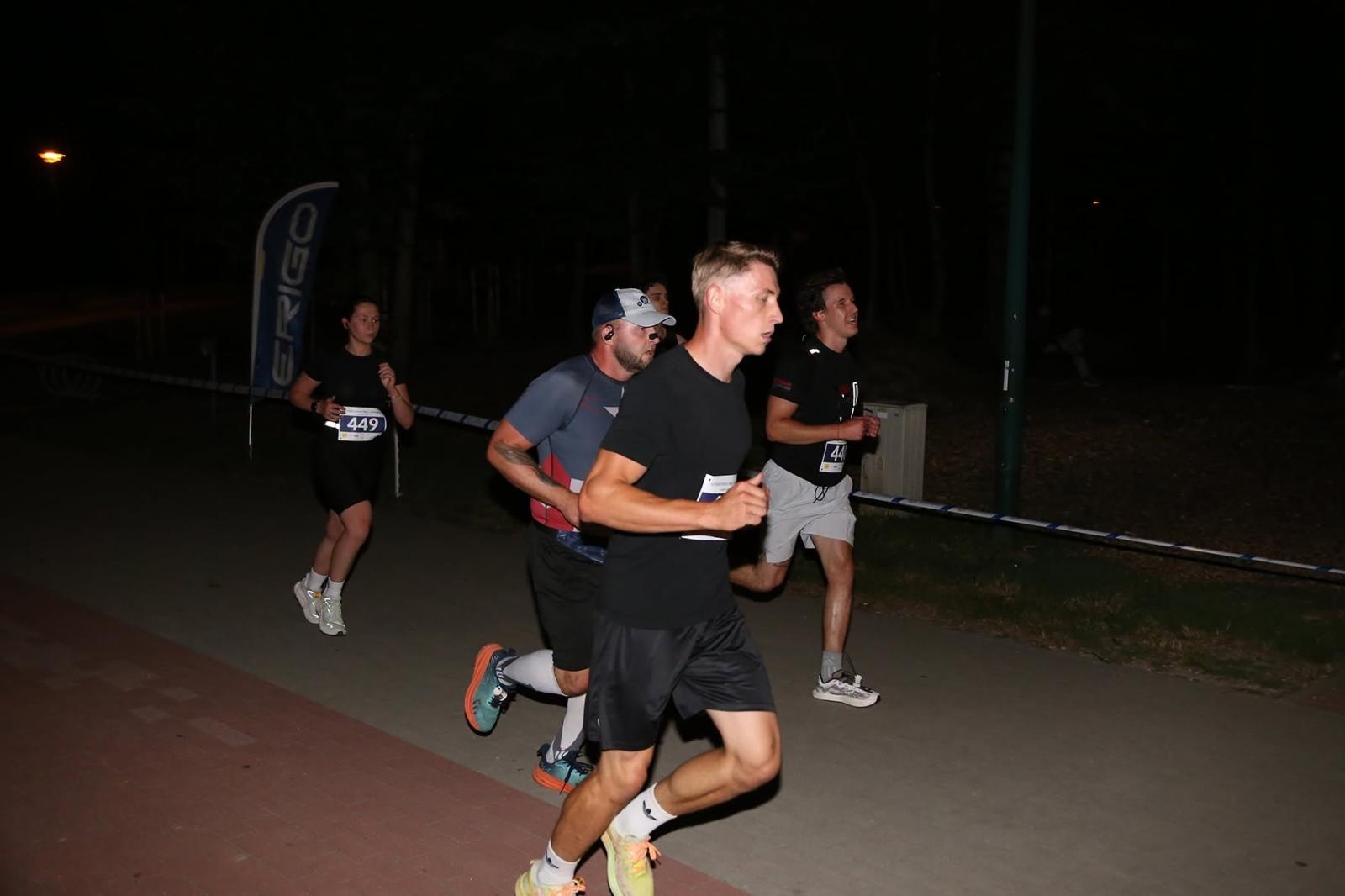 Zdjęcie w galerii na portalu naszwodzislaw.com: Noc pełna emocji i sportowej rywalizacji. XII ERIGO Nocny Bieg z Gwiazdami przeszedł do historii [FOTO] wiadomości z regionu