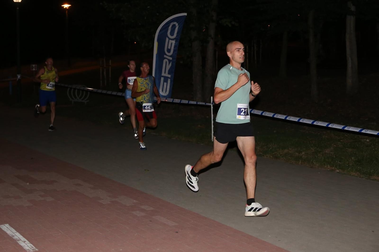 Zdjęcie w galerii na portalu naszwodzislaw.com: Noc pełna emocji i sportowej rywalizacji. XII ERIGO Nocny Bieg z Gwiazdami przeszedł do historii [FOTO] wiadomości z regionu