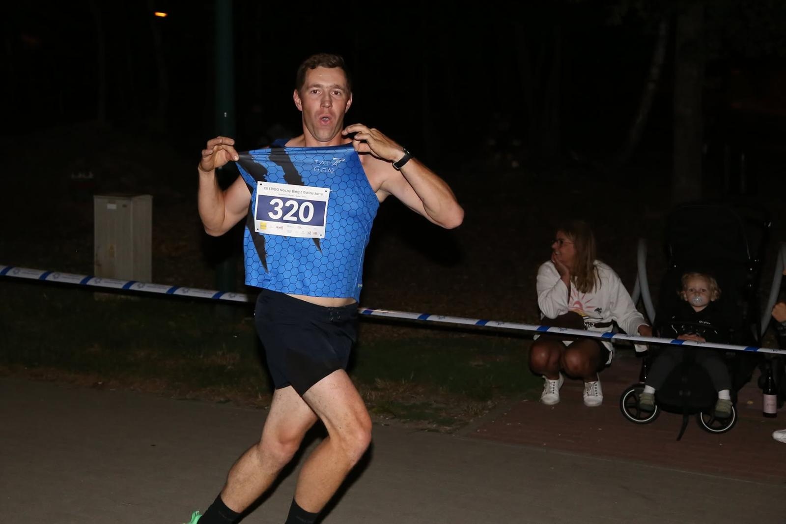 Zdjęcie w galerii na portalu naszwodzislaw.com: Noc pełna emocji i sportowej rywalizacji. XII ERIGO Nocny Bieg z Gwiazdami przeszedł do historii [FOTO] wiadomości z regionu
