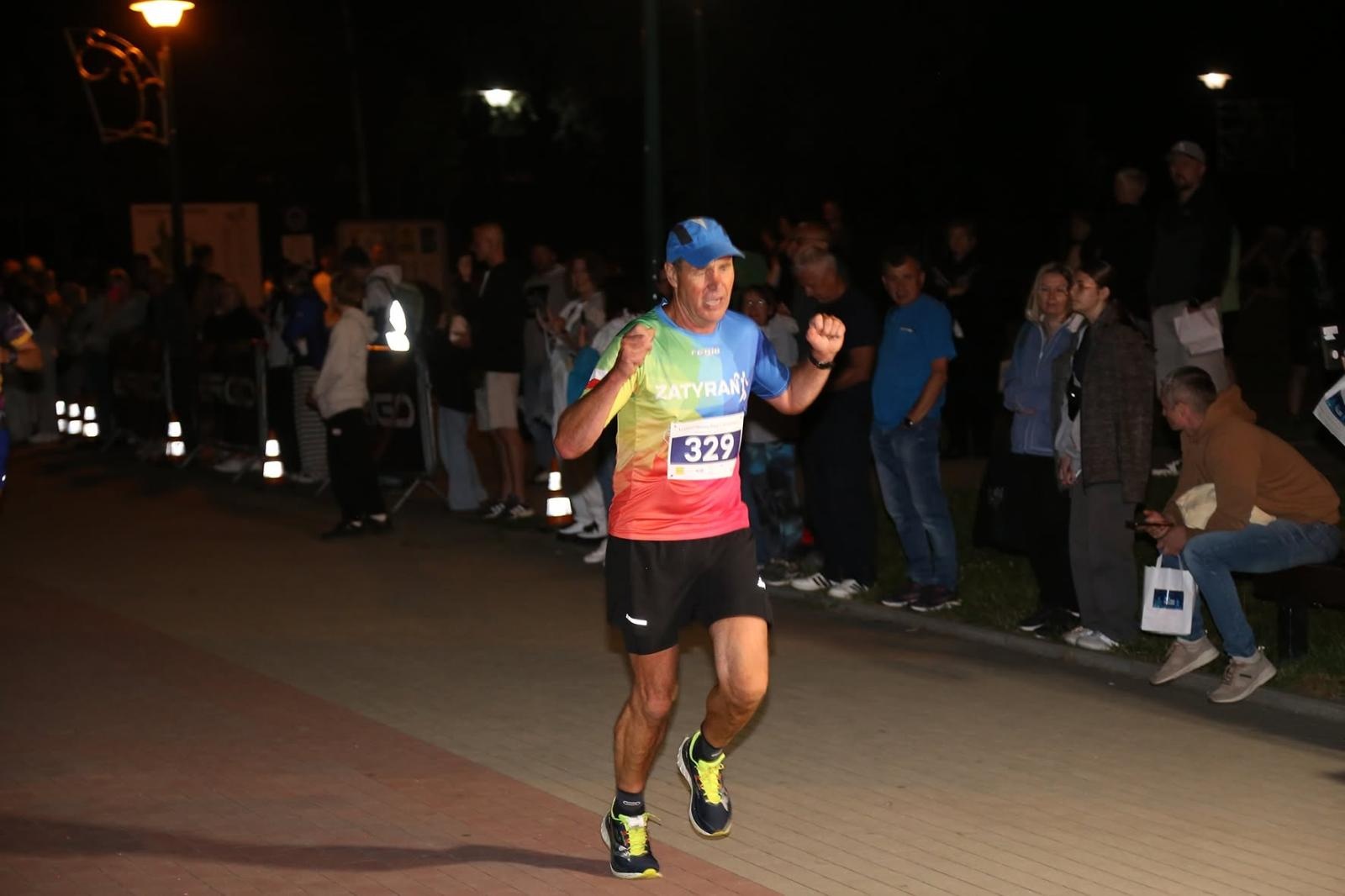 Zdjęcie w galerii na portalu naszwodzislaw.com: Noc pełna emocji i sportowej rywalizacji. XII ERIGO Nocny Bieg z Gwiazdami przeszedł do historii [FOTO] wiadomości z regionu