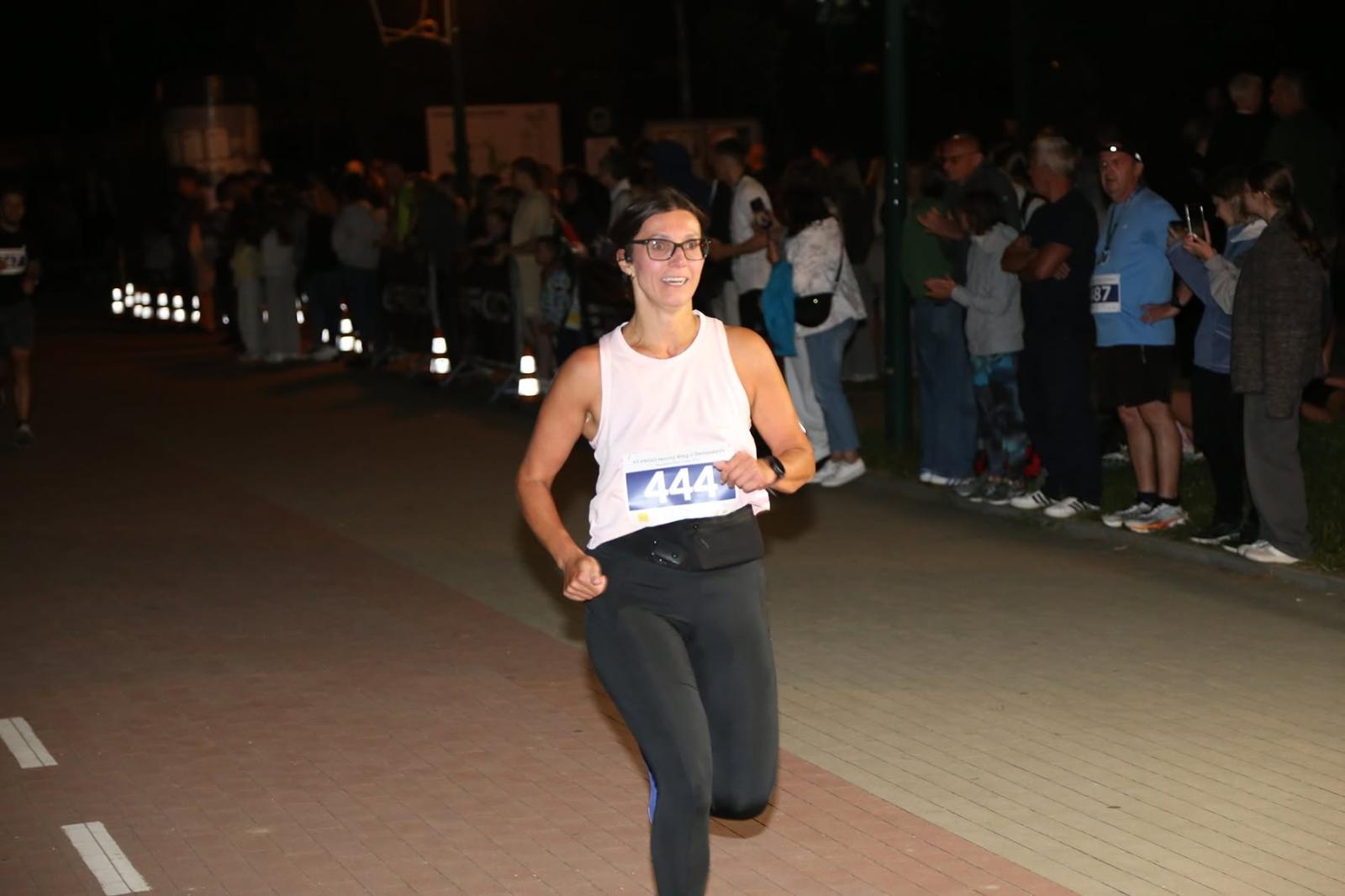 Zdjęcie w galerii na portalu naszwodzislaw.com: Noc pełna emocji i sportowej rywalizacji. XII ERIGO Nocny Bieg z Gwiazdami przeszedł do historii [FOTO] wiadomości z regionu