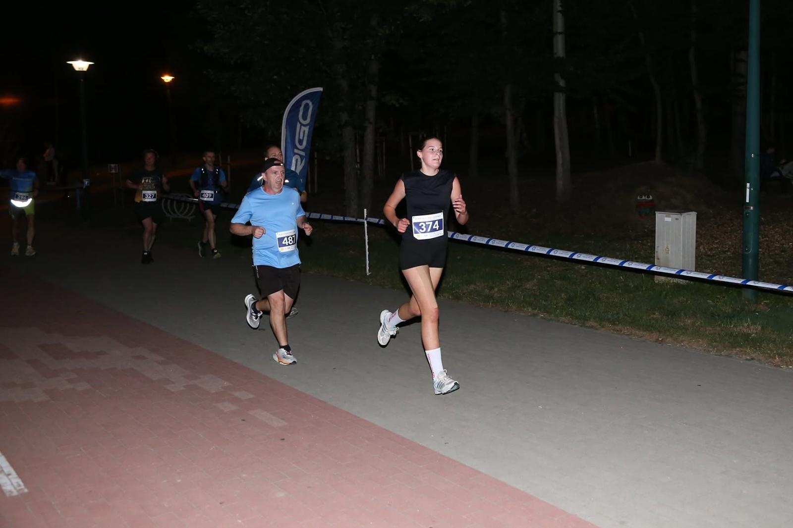 Zdjęcie w galerii na portalu naszwodzislaw.com: Noc pełna emocji i sportowej rywalizacji. XII ERIGO Nocny Bieg z Gwiazdami przeszedł do historii [FOTO] wiadomości z regionu