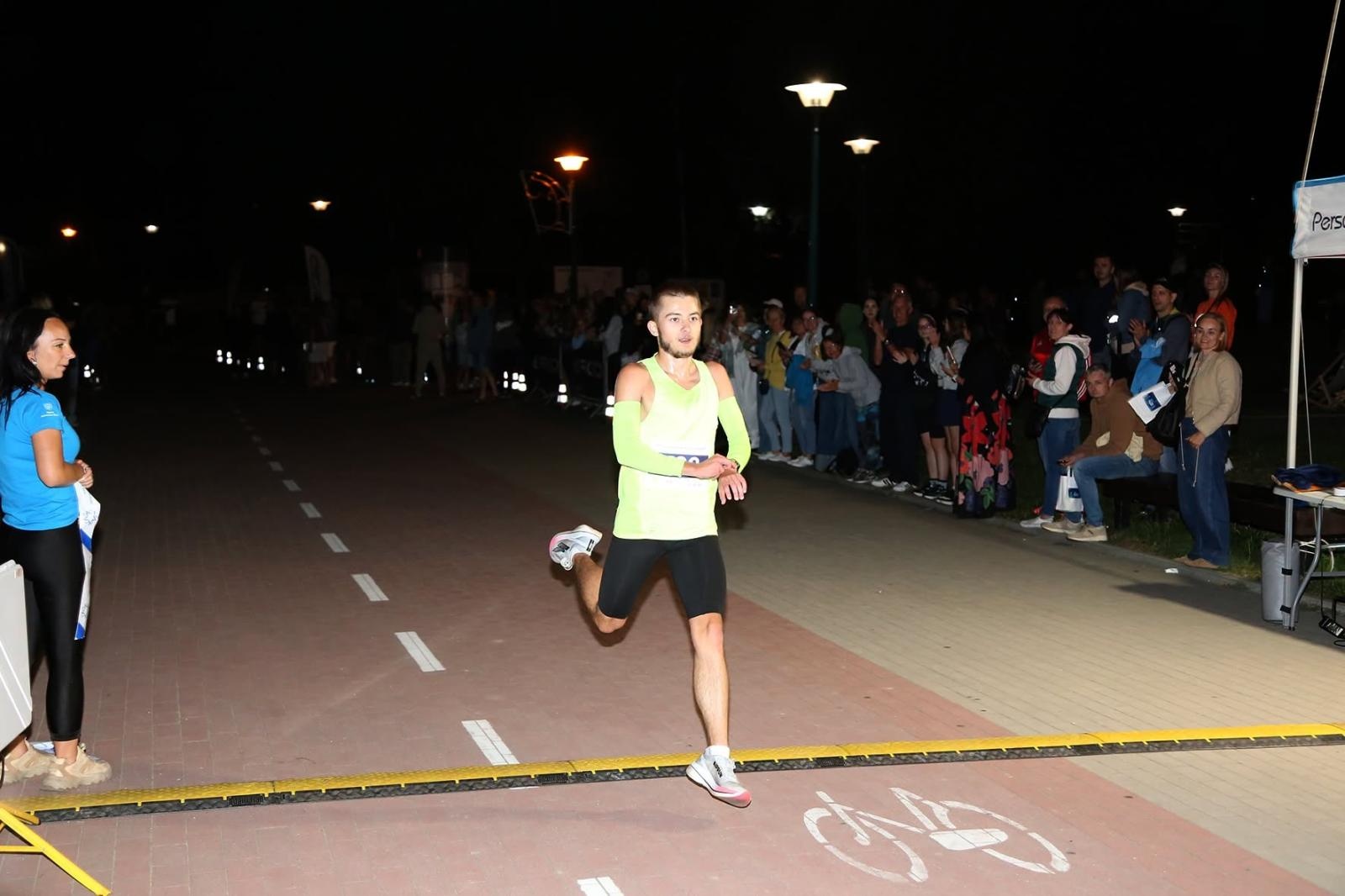 Zdjęcie w galerii na portalu naszwodzislaw.com: Noc pełna emocji i sportowej rywalizacji. XII ERIGO Nocny Bieg z Gwiazdami przeszedł do historii [FOTO] wiadomości z regionu