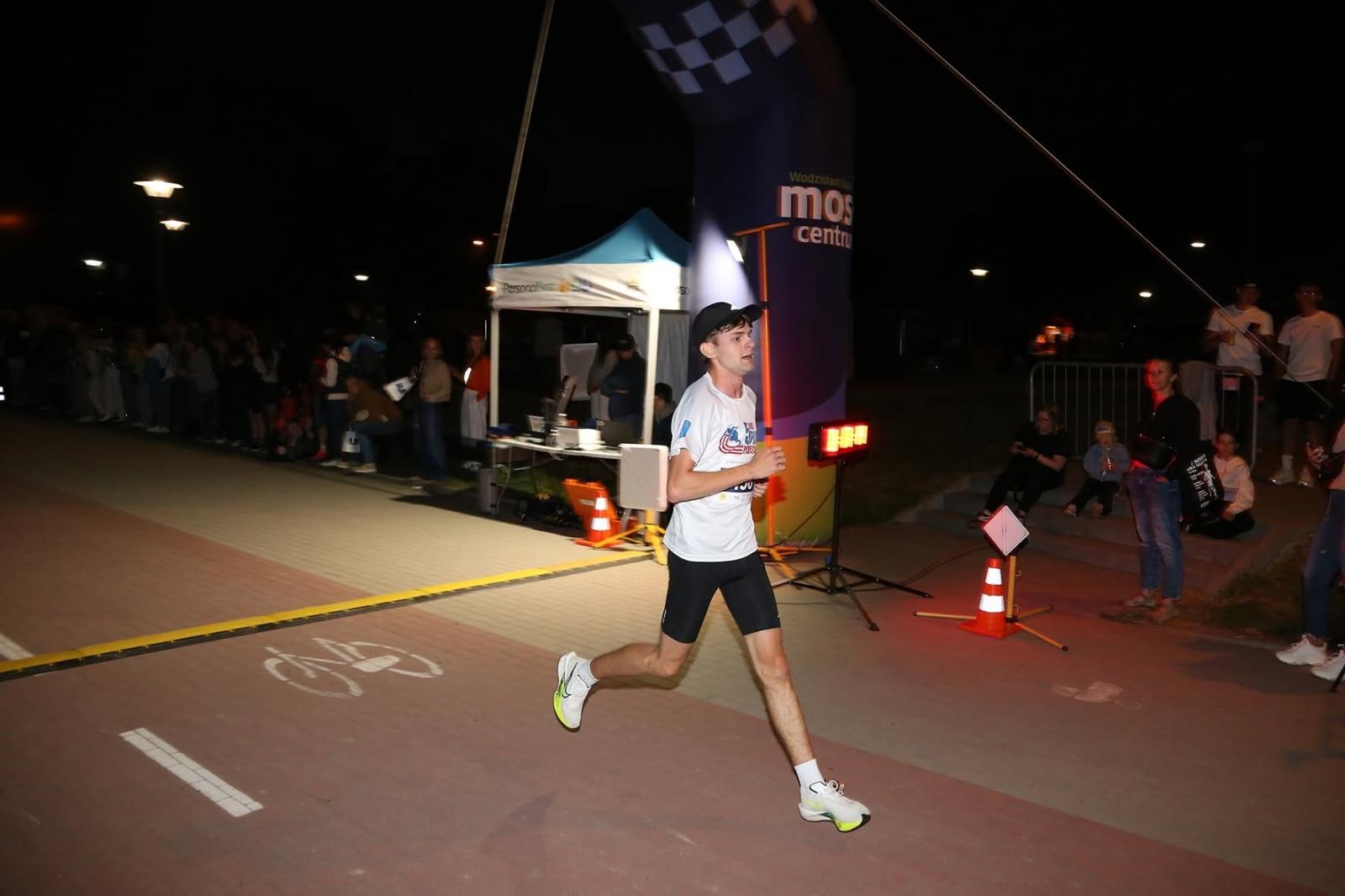 Zdjęcie w galerii na portalu naszwodzislaw.com: Noc pełna emocji i sportowej rywalizacji. XII ERIGO Nocny Bieg z Gwiazdami przeszedł do historii [FOTO] wiadomości z regionu