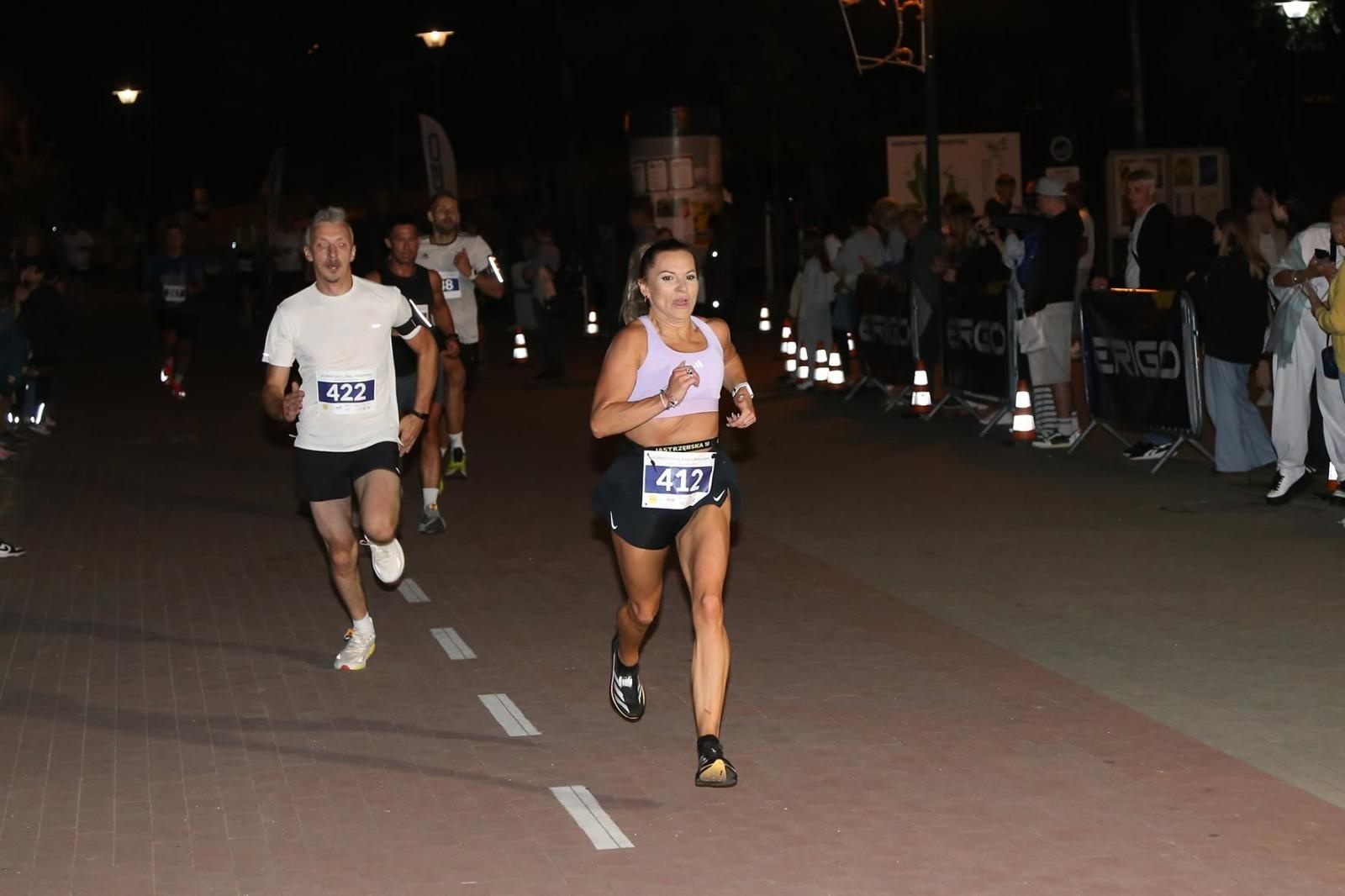 Zdjęcie w galerii na portalu naszwodzislaw.com: Noc pełna emocji i sportowej rywalizacji. XII ERIGO Nocny Bieg z Gwiazdami przeszedł do historii [FOTO] wiadomości z regionu