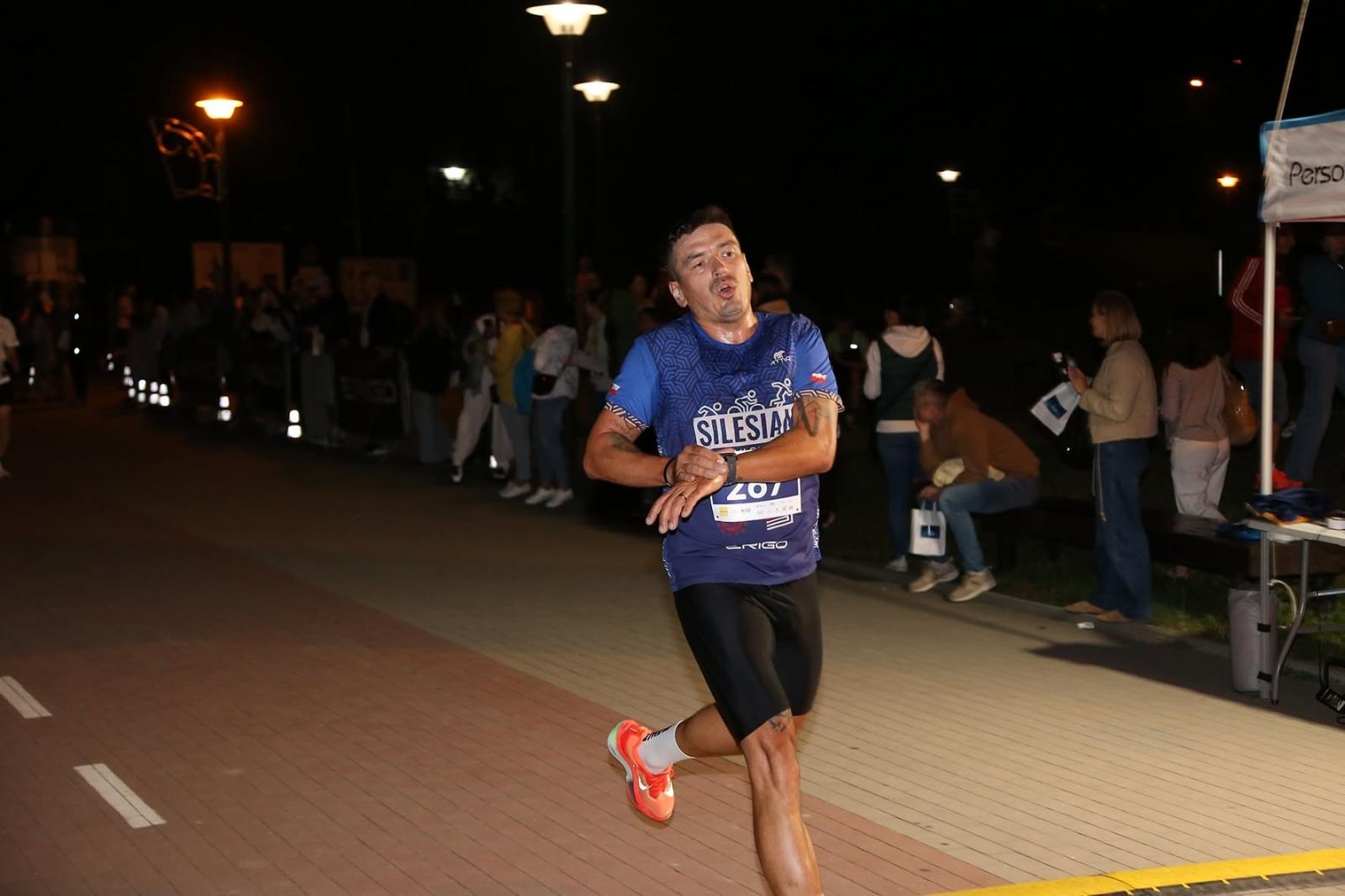 Zdjęcie w galerii na portalu naszwodzislaw.com: Noc pełna emocji i sportowej rywalizacji. XII ERIGO Nocny Bieg z Gwiazdami przeszedł do historii [FOTO] wiadomości z regionu