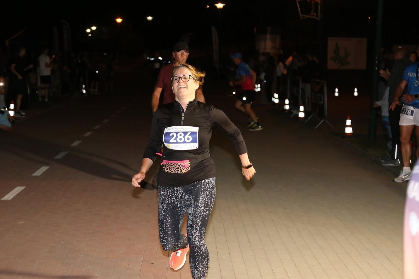 Zdjęcie w galerii na portalu naszwodzislaw.com: Noc pełna emocji i sportowej rywalizacji. XII ERIGO Nocny Bieg z Gwiazdami przeszedł do historii [FOTO] wiadomości z regionu