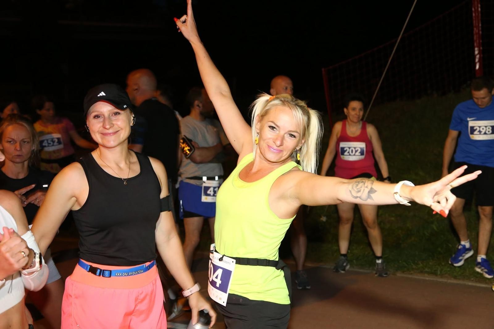 Zdjęcie w galerii na portalu naszwodzislaw.com: Noc pełna emocji i sportowej rywalizacji. XII ERIGO Nocny Bieg z Gwiazdami przeszedł do historii [FOTO] wiadomości z regionu