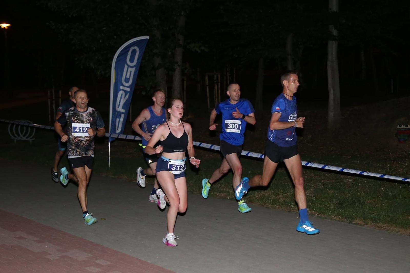 Zdjęcie w galerii na portalu naszwodzislaw.com: Noc pełna emocji i sportowej rywalizacji. XII ERIGO Nocny Bieg z Gwiazdami przeszedł do historii [FOTO] wiadomości z regionu